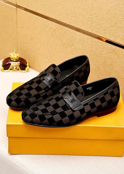 Marca de lujo Oxfords Vestido Casual Zapatos para hombre Fiesta de ocio Slip-On París Zapato de cuero pulido opaco Tamaño 38-45