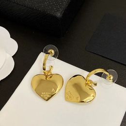 Luxury Brand P Letters Love Heart Designer Boucles d'oreilles Femmes 18K Gol Retro Vintage Géométrie 2024 CEACTS SPRING ÉTÉ