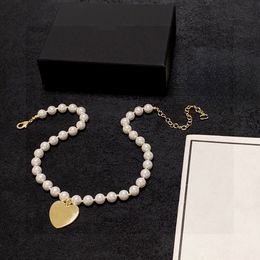 Collier de perles de marque de luxe, étiquette en forme de cœur, lettre en relief, accessoires de bijouterie