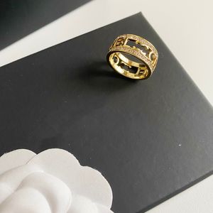 Marque de luxe rétro bague en or marque cuivre lettre bande anneaux brass band anneaux créateur de mode luxe cristal perle anneau pour femmes bijoux cadeaux taille 6/7/8