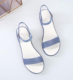 Vrouw sandaal lage hiel klassieke stijl modieuze platte plastic anti -slip aan met crysta cool sandalen met doos