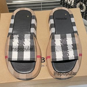 Diapositivas de marca de lujo Zapatos planos de diseñador para hombre decorados con estampado a cuadros Zapatillas vintage Vacaciones en la playa de verano Sandalias para mujer Comodidades Plataforma de mula informal