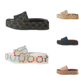 Zapatillas de marca de lujo Slupers Borded Alphabet Muffin Plataforma Sandalias para mujeres B22 Designer Pareja Slippers de playa