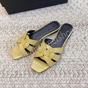 Pantoufles d'été de marque de luxe pour femmes, chaussures plates décontractées pour dames, chaussures de plage de vacances en plein air, couleur unie, sandales féminines à la mode, escarpins creux en PVC à enfiler