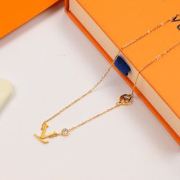 Marca de lujo V Collares pendientes Pendientes con un solo diamante Collar de amor simple Mujeres Conjuntos de diseñador al por mayor