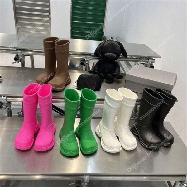 Marca de lujo Mujeres Hombres Botas de lluvia Botas hasta la rodilla Arch EVA Plataforma de goma Marrón Verde Brillante Rosa Negro Zapatos al aire libre Zapatillas de deporte 35-43 Q8nv #