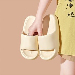 Brand de luxe Femmes glissades Chaussures Slippers Sandals Sandals Slide de plage Designer Flat V Designer Slides Flip Flops Slippers for Women Casual Summer Shoes 04