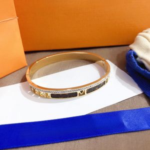 Bracelets de marque de luxe Bangle Designers Lettre Bijoux Faux Cuir Diamant 18K Plaqué Or Bracelet En Acier Inoxydable Femmes Bijoux De Mariage Cadeaux J12151