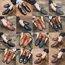Sapatos oxford brogue de luxo sapatos de couro pontiagudos bordados com strass fivela de metal vegano de alta qualidade sapatos casuais formais de vários tamanhos
