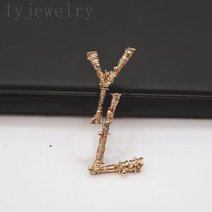 Luxe broche messing legeringen designer broches voor vrouwen letter designer sieraden gouden vintage modieuze decoratieve messing broche charmante speciale ZB042 C23