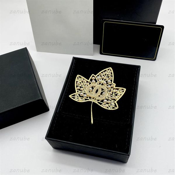 Broche de lujo Pasadores Joyería de diseño Pin de diamante de moda para mujeres Incrustaciones de oro de 18 quilates Broche de perlas Hombres encantadores Pulsera de Navidad 220f