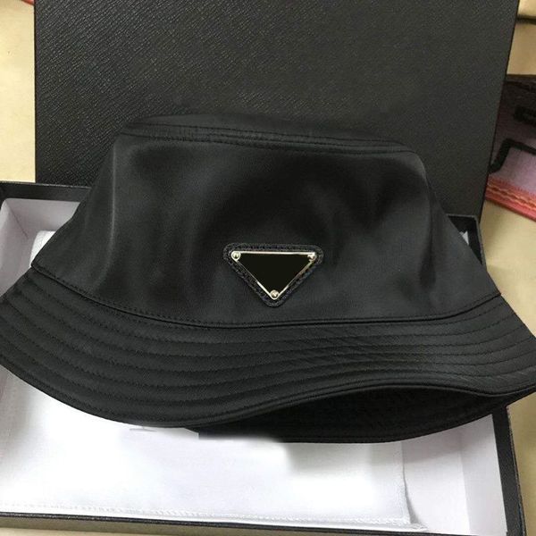 Sombreros de cubo de lujo para mujer gorra de diseñador negro blanco clásico unisex señora verano gorras moda para chicas metal esmalte triangular negro nylon sombrero de lujo para hombres PJ006 F4