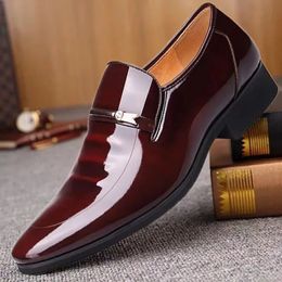 Business Luxury Chaussures en cuir oxford Men Breatte Patent Leather Chaussures formelles plus taille Man Office Wedding Flats mâle noir 240321