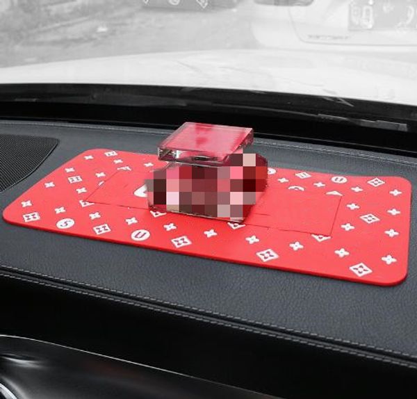 Tapis antidérapant pour voiture de luxe Couverture de tableau de bord de voiture Console centrale de téléphone portable Tableau de bord Résistance aux hautes températures Coussin de stockage Ornements intérieurs de voiture 30 * 15cm