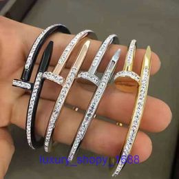 Bracelet de tournevis de concepteur de pneu de voiture de luxe Mode personnalisé micro ensemble bracelet à ongles en zircon hommes et femmes lumière de luxe ins ont une boîte d'origine