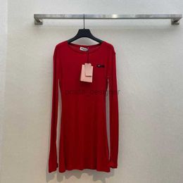 Robes décontractées de luxe au début du printemps Nouveau Miui Gaoding Basic Minimaliste Rouge Ranget Tricot à mi-longueur Cou à manches longues à manches longues