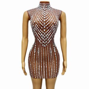 Luxe beroemdheid Model Runway -jurken Glanzende strass Pearl mouwloze mesh bodycon korte jurk zanger doorzien door podium kostuum verjaardag prom party catwalk