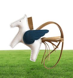 Chaîne de luxe de haute qualité Real Mouton Cuir Flying Pony Horse Key Anneau pour femmes Charm Sac Pendentif Car Miroir Miroir Keychain4810614