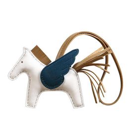 Cadena de lujo de alta calidad de cuero de oveja Real Flying Pony caballo llavero para mujer encanto bolso colgante coche espejo titular llavero 2077