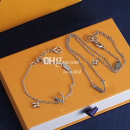 Colliers de chaîne de luxe Bracelets Bijoux Ensembles de bijoux avec boîte à cadeau rétro bracelets plaquées colliers pour femmes d'anniversaire d'anniversaire cadeau