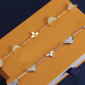 Diseñador de brazalete de encanto de lujo para mujeres letra de cáscara blanca brazalete de cristal de flores 18k dorado plateado fiesta de bodas de boda accesorios de joyería regalo