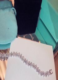Bracelet à charme de luxe Designer Victoria Alternative Brand Crystal Zircon Flower Chain Bangle for Women Jewelry with Box Wedding BR2385926