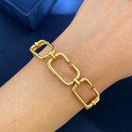 Joyería de lujo con dijes, pulsera de oro para mujer, exquisita y simple, ahuecada, con logotipo en forma de V, diseño de cadena, diseñador de atmósfera de moda, pulsera deslumbrante para mujer