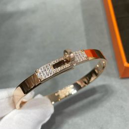 Charme de luxe femmes bijoux bracelet en or classique simple demi-diamant bouton design mode polyvalent designer haut de gamme et magnifique dame bracelet en argent