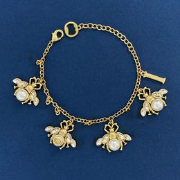 Charme de luxe femmes bijoux Bracelet en or Simple polyvalent rétro abeille Collocation perle lettre conception exquise créateur de mode briller Noble dame Bracelet