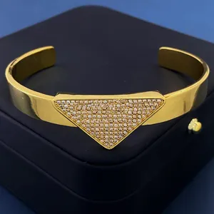 Charme de luxe Femmes Bijoux Bracelet en or Exquis Triangle Logo Plein Diamant Design Mode Haut de gamme Designer Magnifique et Magnifique Brillant Lady Bracelet