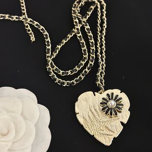 Luxe charme vrouwen sieraden gouden ketting prachtige hartvormige vintage reliëf blad gesang bloem ontwerp mode senior ontwerper elegante prachtige dame hanger