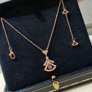 Luxe charme dames sieraden gouden ketting voortreffelijke veelzijdige ventilatorstijl ingelegd met roze diamanten ontwerp mode nobele ontwerper elegant en zachte dame hanger