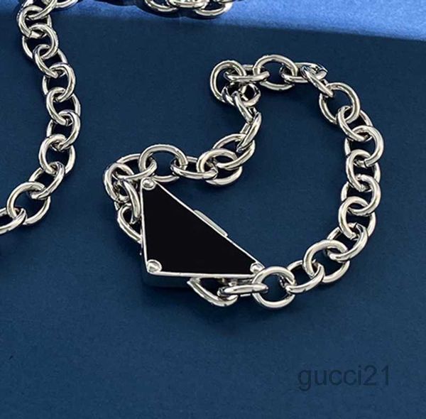 Charme de luxe Femmes Bijoux Bracelet en argent Exquis Triangle Bouton-pression Design Mode Simplicité Designer Ambiance noble et élégante Lad JNVM