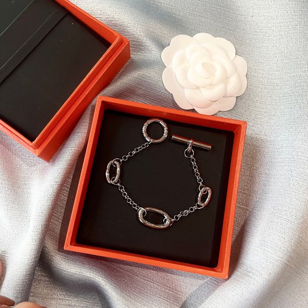 Encanto de lujo Joyería de mujer Pulsera de plata Diseño de perno de cadena simple versátil Moda Diseñador magnífico Elegante Señora magnífica Pulsera magnífica brillante