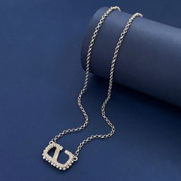 Luxe charme damessieraden zilveren ketting rechthoekig logo ingelegd met parel diamantontwerp mode minimalistische ontwerper elegante en prachtige dameshanger
