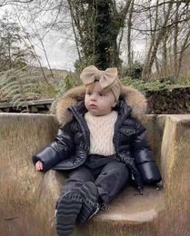 Luxe kinderen puffer donsjassen met capuchon Winddichte hooide zwarte jassen meisjes jongens uitloper meisjesjongen designerkleding kinderkleding echte wasbeer bontkraag tops