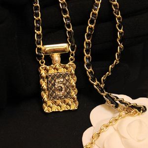 Luxury Classic 18k Gold plaqué Collier Fashion Bijoux Pendants Colliers Perfume Perfume Pendant Mariage Gift Bijoux de haute qualité Colliers de pull sans boîte