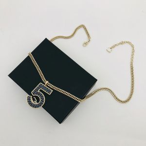 Collier de pendentif en laiton classique de luxe Denim en émail bleu 5-letter Collier d'engagement de mariage cadeau