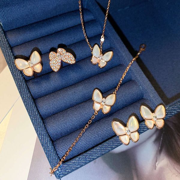 Pulseras clásicas de lujo con dijes Collar de mariposa Fritillaria blanca de plata pura de oro rosa Seiko Cadena para el cuello ligera, pequeña y popular para mujer
