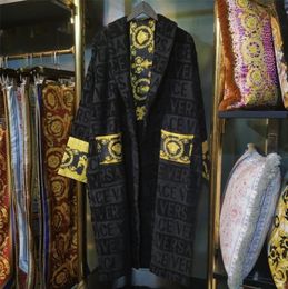 Luxury Classic Cotton Paintes de coton Men des femmes Sleepingwear Kimono Warm Bath Robe Home Wear Unisexe Bathrobes KLW1739 3BB4P15Z2581776