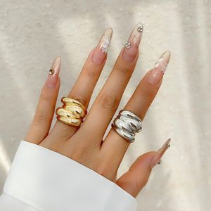 Texture de métal français classique de luxe lisse papillon or anneau de l'or simple femme simple bagule à double doigt anneaux de silve pour femmes