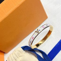 Luxe Klassieke Stijl Bangle Voorkeur Sieraden Merk Armband Kanaal Instelling Ware Liefde Mode Prachtige Nieuwe Stijl Elegant Designe286D
