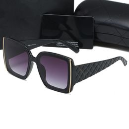 Gafas de sol clásicas con marco negro de lujo para mujer Diseño de pierna de prisma Gafas de estilo euroamericano C Gafas de sol Tender pink shade glasseframes Gafas de sol de mujer de verano