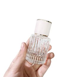 Luxe heldere cilinderglas parfum flessen 30 ml 1 oz 50 ml 1,6 oz verticale strepen fijne mist verstuiver spuitfles met dikke bodem