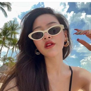 Luxury Clline Sunglasses Cat Eye Sunglasses Sunner Lunettes de soleil Fashion Lunettes de soleil ovales Designer Woman Mens Sunglasses Lunettes de voyage UV400 M119F avec boîte