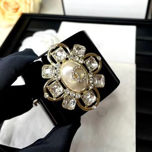 Luxury Clover Designer Diamond Bangle Bracelets for Woman Womens Wrist Adecuado 16 17 18 cm Pulseras de brazaletes negros C Oficiales C de la marca Réplica de primavera Premium Spring Hebilla