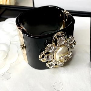Bracelets de bracelet de diamant de luxe Clover Designer pour femme Poignet approprié 16 17 18 CM Bracelet de bracelets noirs Réplique officielle de la marque C Boucle à ressort premium