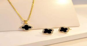 Colliers pendentif de créateur de trèfle de luxe pour femmes en acier inoxydable en or 18 carats 4 feuilles de cristal chaînes d'amour classiques collier jew3621127