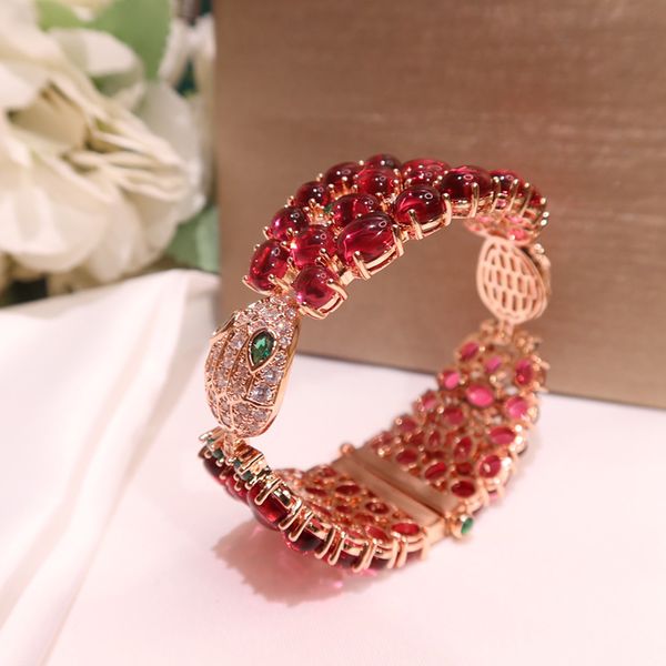 Bracelet de luxe coloré en or rose pour femmes, marque italienne, charme, corps de serpent, strass rose, mode et créateur de bijoux populaire, design éblouissant et magnifique