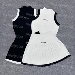 Luxe Contraste Couleur Femmes Singlet Jupe Lettre Brodée Femme Robe Ensemble Sexy Sans Manches Tricoté Débardeurs Mini Jupes Noir Blanc Tricots Gilet Tenues